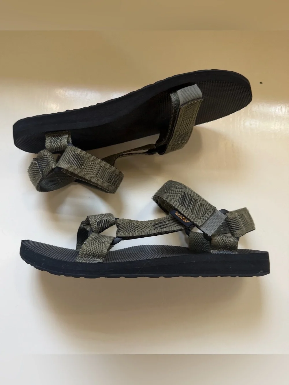 Teva Original Universal Sandals Olive Green Size 8 Outdoor Hiking Camping Beach